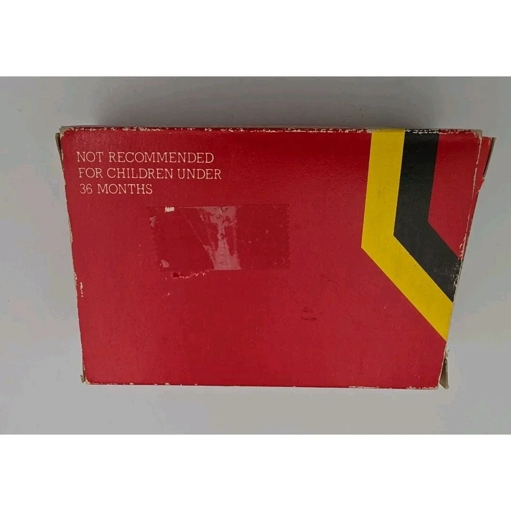 Hornby Railways R135 Smiths Crisps Snacks Nuts Closed Van Wagon OO Gauge NIB